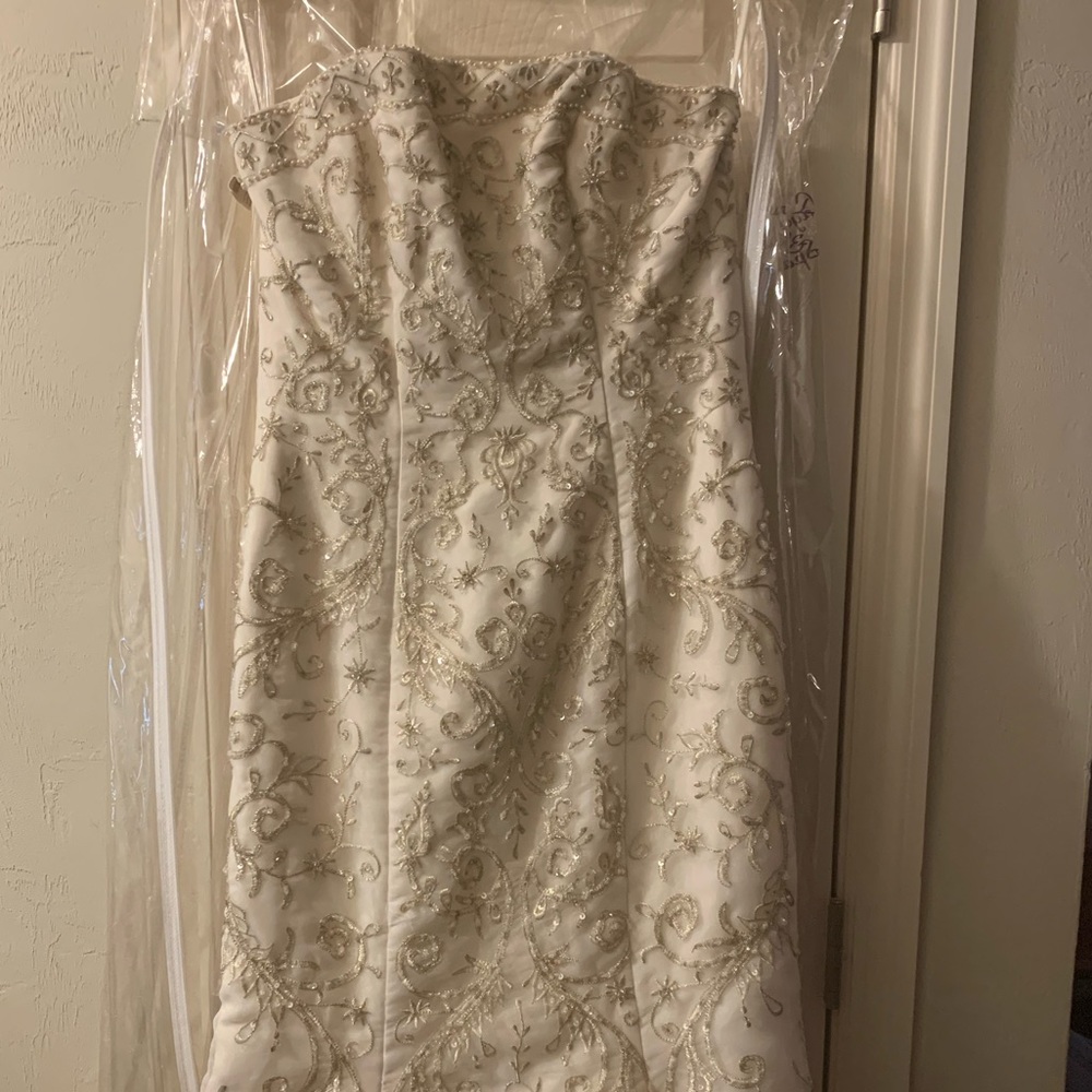 NWT.  Ivory/Gold mermaid/ corset wedding dress.Size 4. - Picture 6 of 9